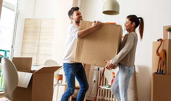 Crédits privés avantageux - jeunes couples en train de déménager.