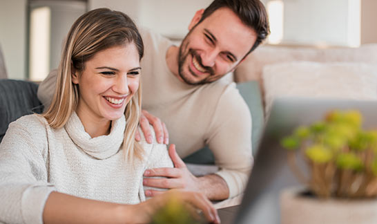Pas de bien immobilier - taux d'intérêt hypothécaire, jeune couple souriant