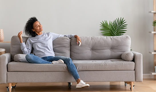 Forward Hypothek - Femme assise sur le canapé