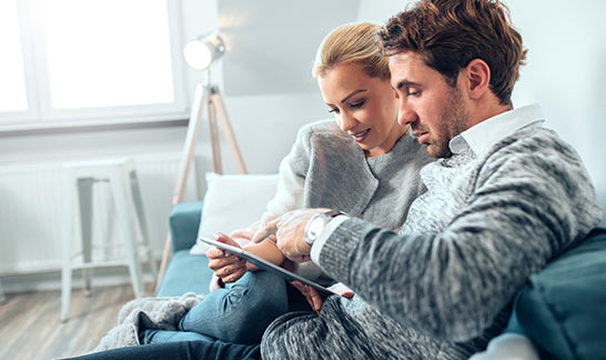 Couple compare les hypothèques en ligne et hors ligne