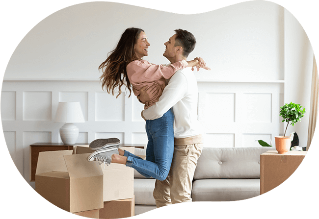 Glückliches junges Paar in neue Wohnung eingezogen